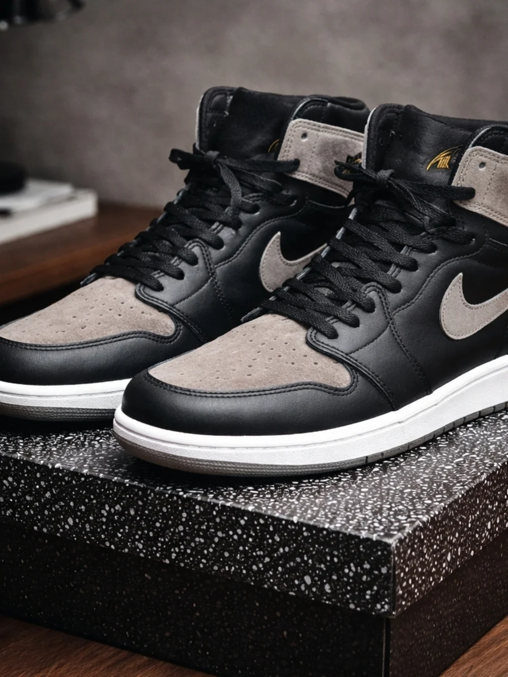 Nike Air Jordan 1 Retro High O.G. Palomino Sneakers - Black & Taupe Size 12 VGC